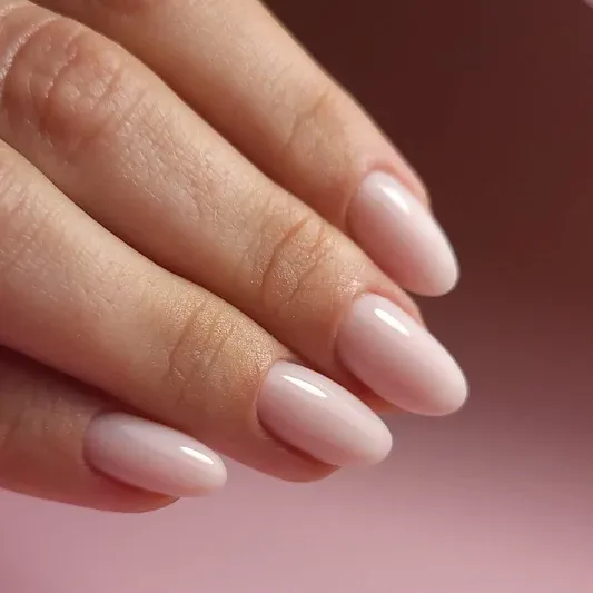 Elegante Occasion Nails mit Nude- und Goldakzenten — Juliet Nails Hamburg