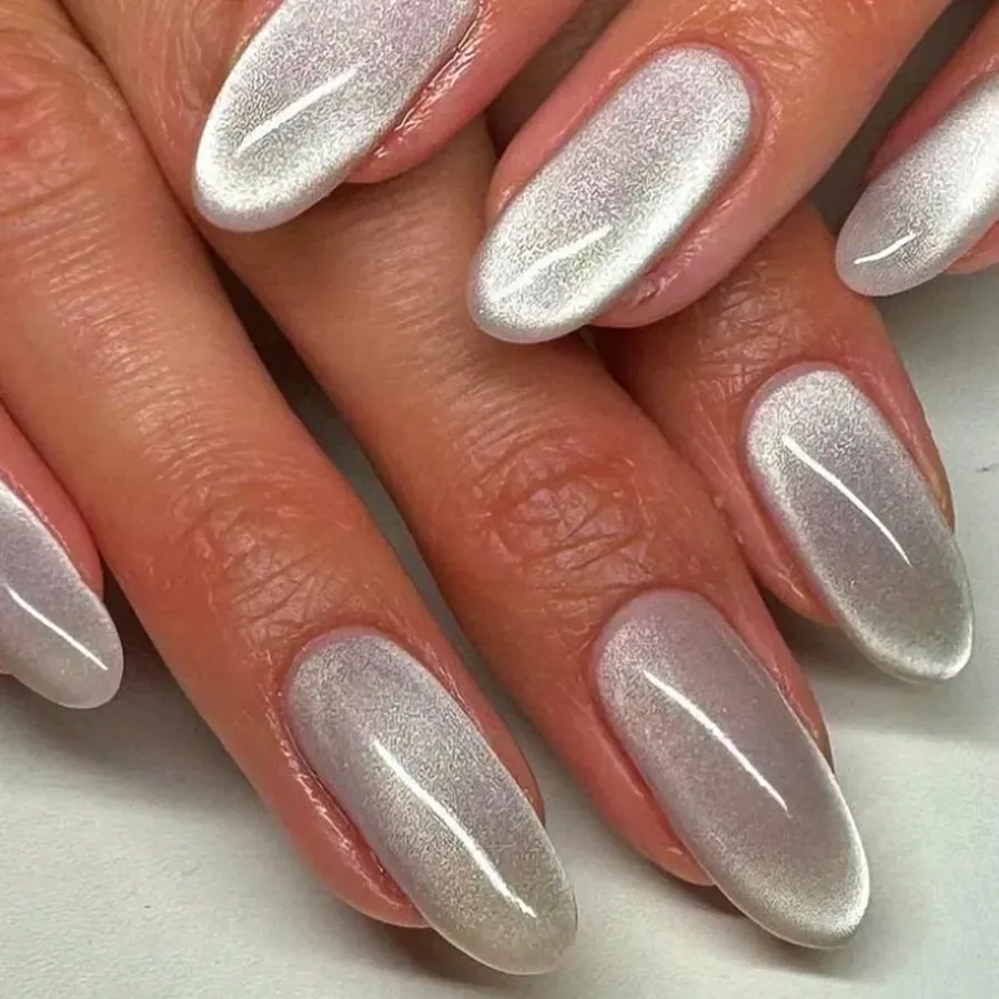 Dark Feminine Nails mit tiefen Bordeaux Tönen bei Juliet Nails Hamburg