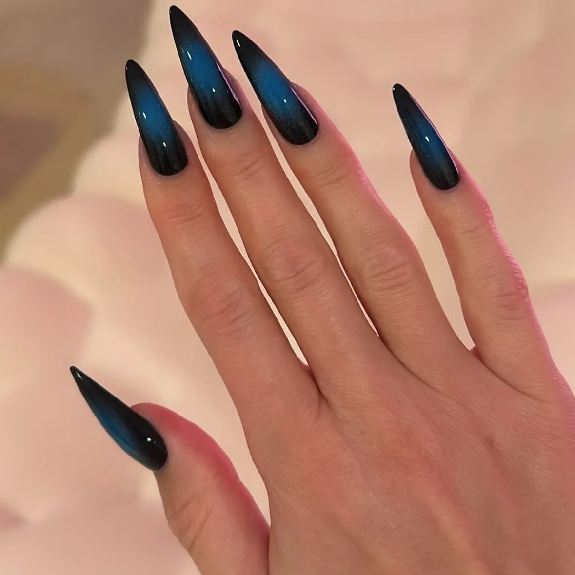 Midnight Almond Nails in dunklem Cherry bei Juliet Nails Hamburg