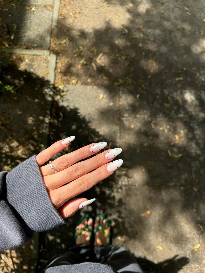 Soft Glam Nails Editorial bei Juliet Hamburg