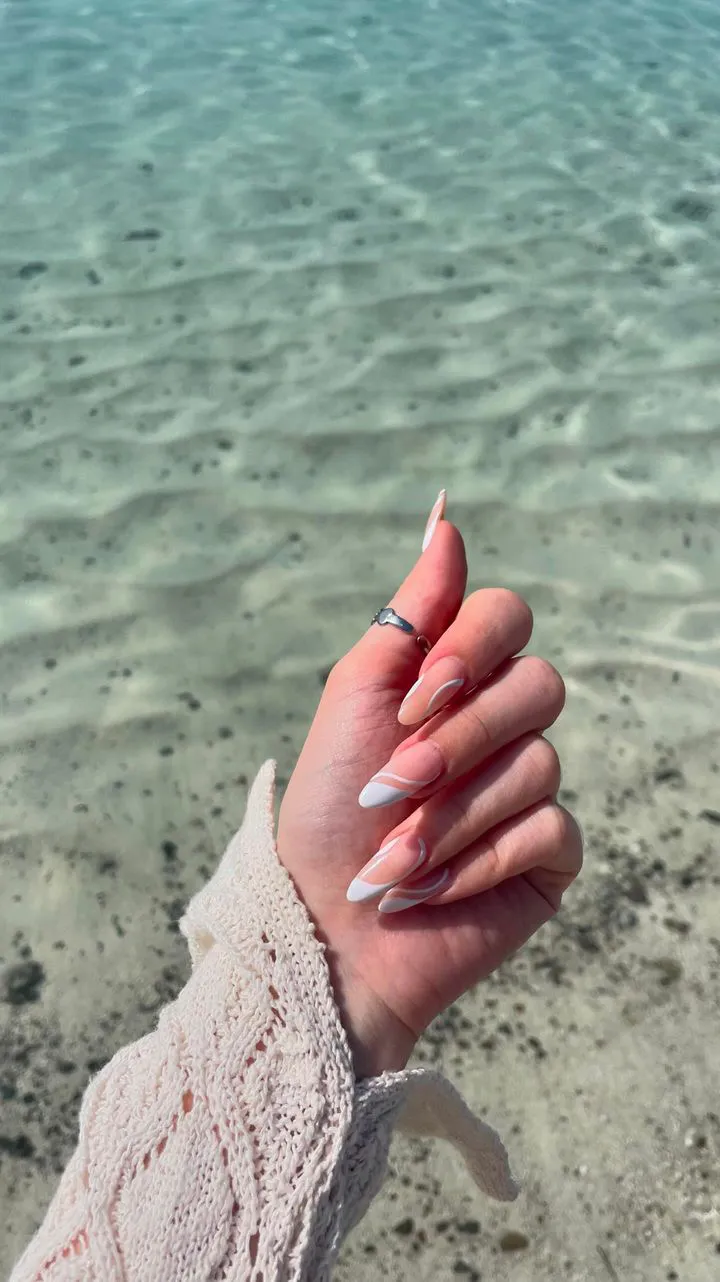 Pearl Flower Nails – elegante Frühlingsnägel mit Pearl-Details bei Juliet
