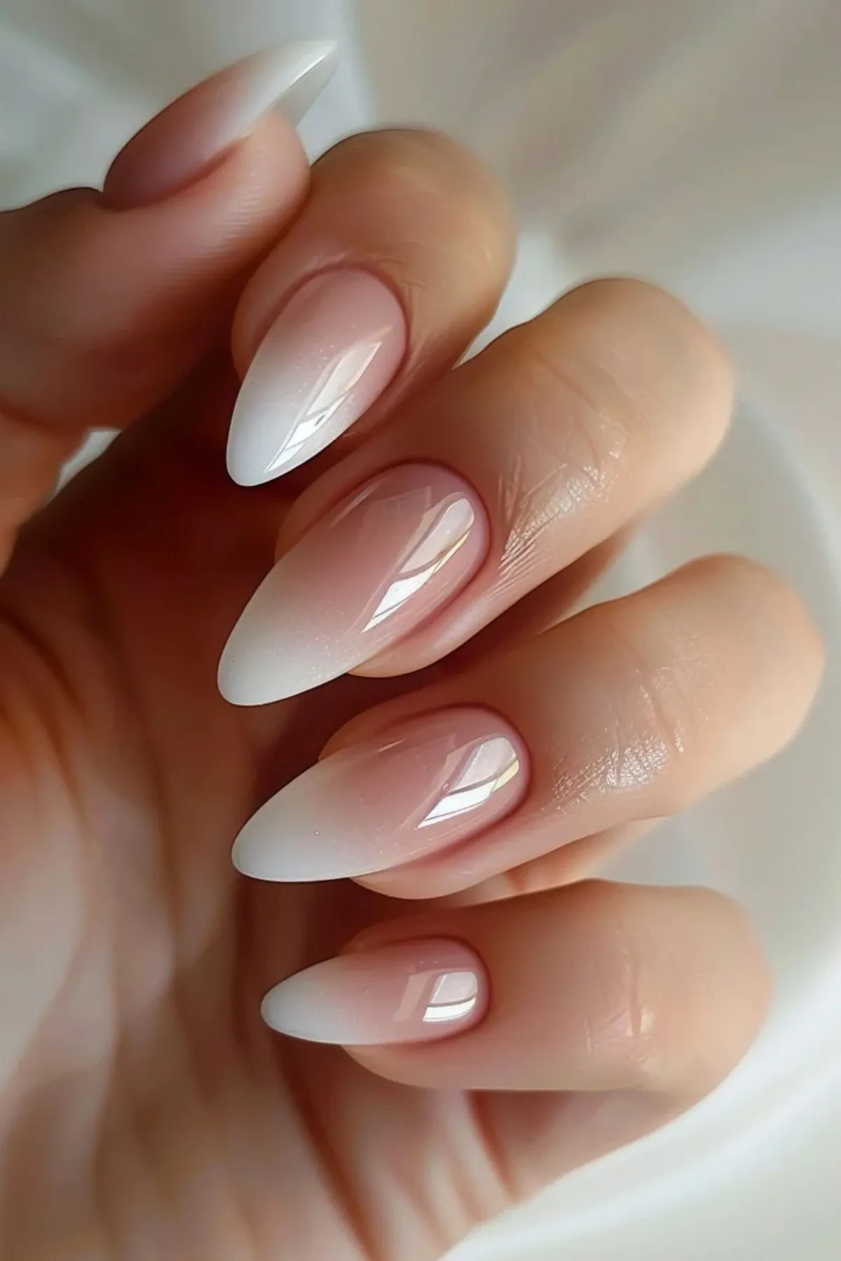 Soft Glam Nails mit elegantem Pearl Finish bei Juliet Nails Hamburg