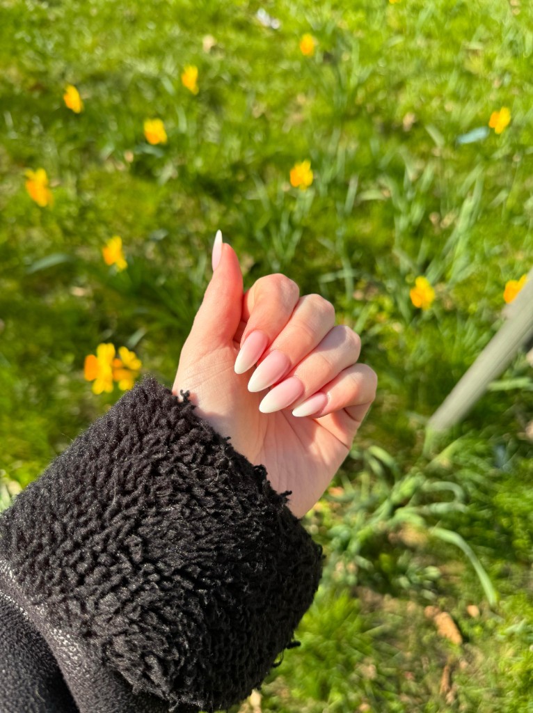 Vegane Gel-Nägel in zartem Nude-Ton bei Juliet Hamburg
